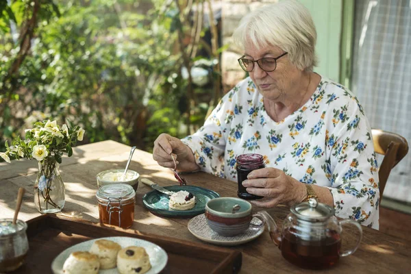 Mujer Mayor Desayunando Bollos —  Fotos de Stock