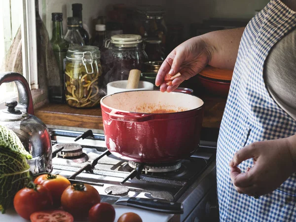 Mulher Preparando Molho Espaguete Caseiro — Fotografia de Stock
