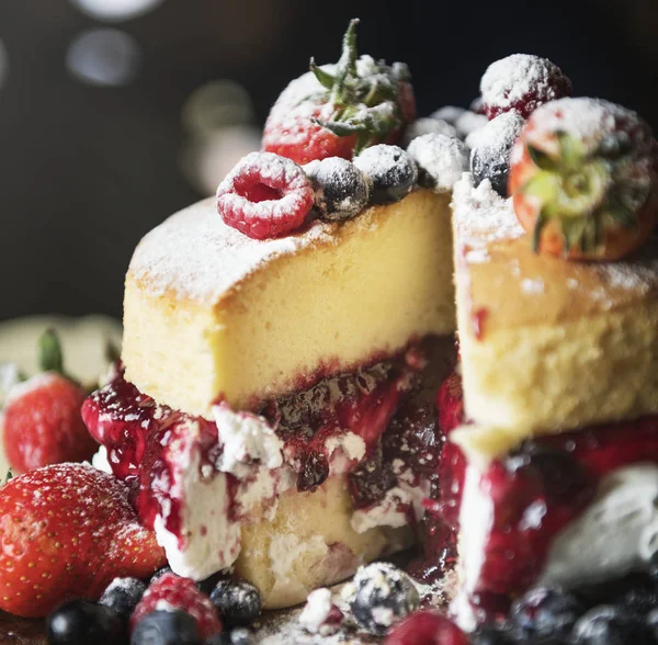 Primo Piano Una Torta Strati Con Una Fetta Ritagliata — Foto Stock