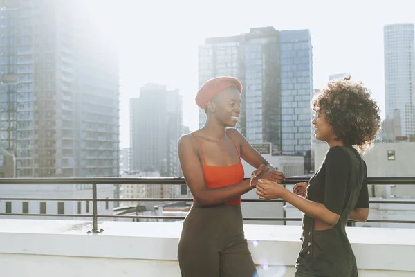 Girlfriends Hanging Out Rooftop — Stock Photo, Image