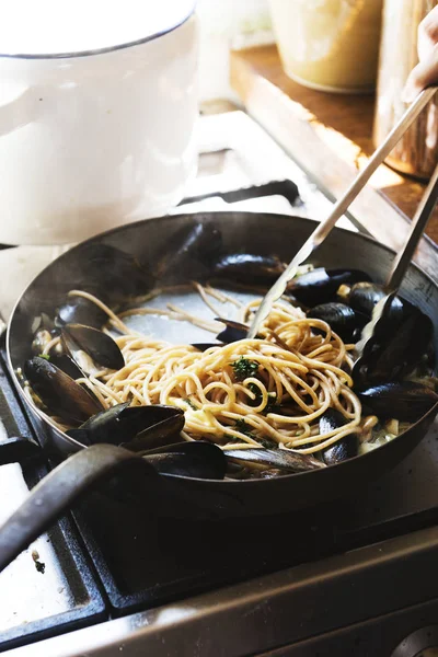 Kvinna Förbereda Hemlagad Spaghetti — Stockfoto