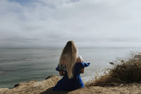 Vrouw Zittend Het Strand — Stockfoto