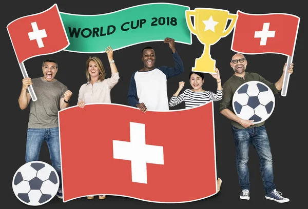 Разнообразные Футбольные Болельщики Флагом Швейцарии — стоковое фото