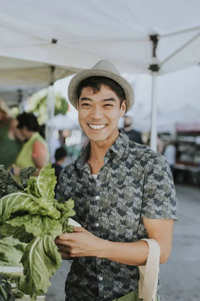 Mann Kauft Grünkohl Auf Bauernmarkt — Stockfoto