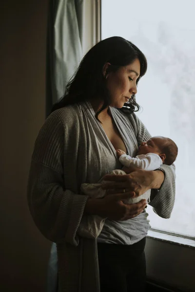 Madre Sosteniendo Bebé Interior —  Fotos de Stock
