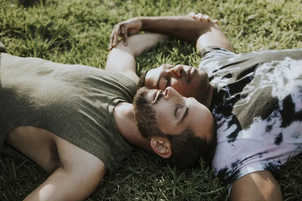 Gay Paar Ontspannen Het Gras — Stockfoto