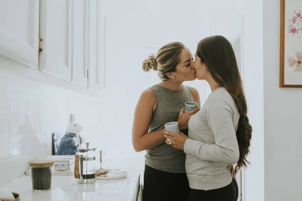 Lesbian Couple Kitchen — Stock Photo, Image