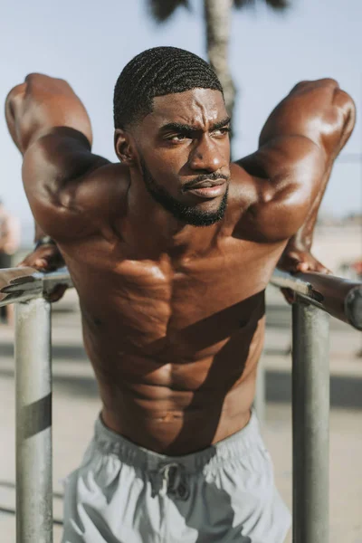 Homem Fazendo Flexões Bares — Fotografia de Stock