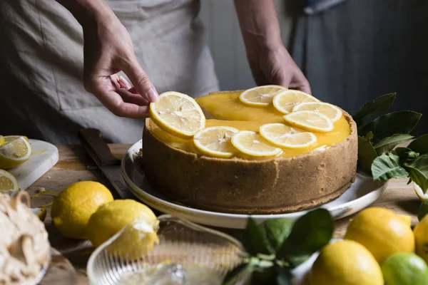 Donna Che Tiene Torta Formaggio Limone Fatta Casa — Foto Stock