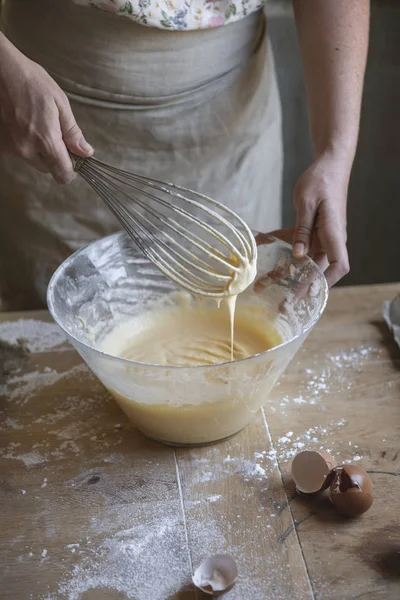 ベーキングのための混合物を Whisking — ストック写真