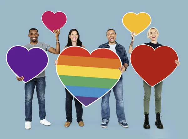 Grupo Pessoas Segurando Corações Coloridos — Fotografia de Stock