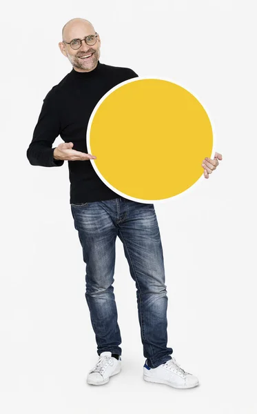 Homem Feliz Segurando Placa Amarela Redonda — Fotografia de Stock