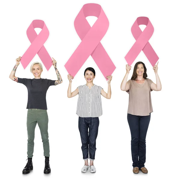 Kvinnor Innehar Breast Cancer Band — Stockfoto