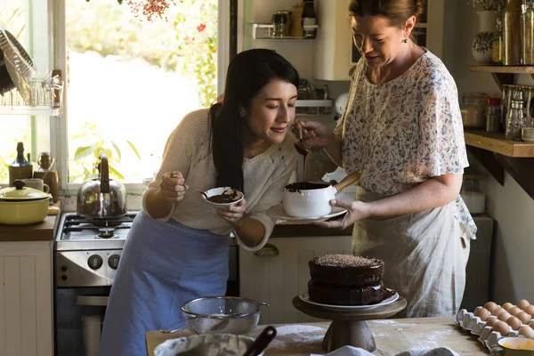 Mulheres Fazendo Bolo Chocolate Cozinha — Fotografia de Stock