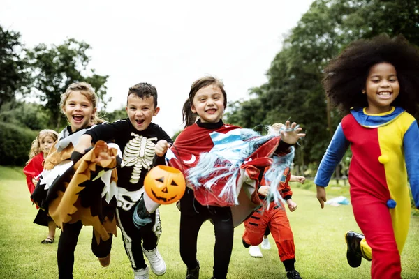 Małe Dzieci Halloween Party — Zdjęcie stockowe