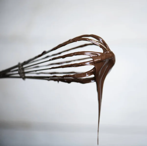 Bir Çırpma Teli Üzerine Çikolata Sosu — Stok fotoğraf