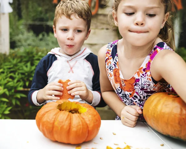 Malé Děti Carving Halloween Jack Lucerny — Stock fotografie