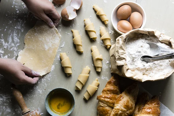 Mujer Preparando Croissants Caseros —  Fotos de Stock