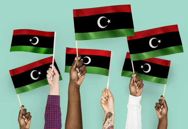 Libya Bayrakları Sallayarak Elleri — Stok fotoğraf