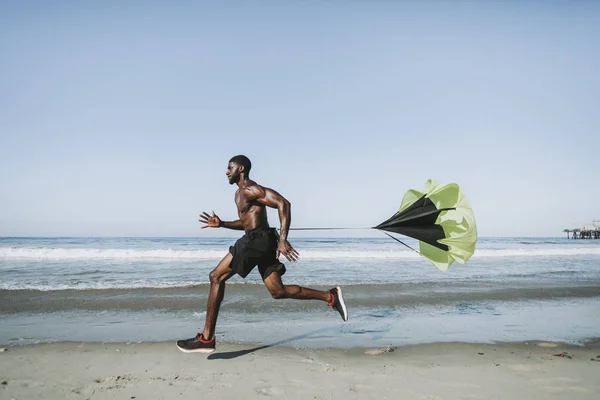 Fitter Mann Mit Laufendem Fallschirm Strand Stockbild