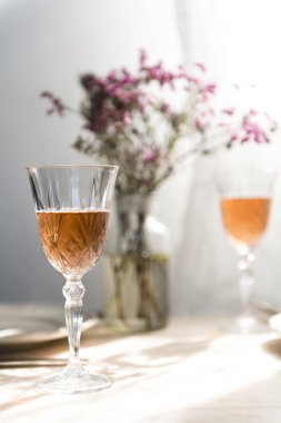 İki bardak şampanya bir yemek masası üzerinde