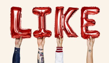 parlak kırmızı balonlar tarihlerde tutan eller 