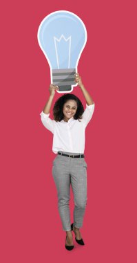 İş kadını elinde ampul tutuyor.