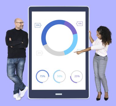 İş adamları online büyüyen bir grafik sunmak