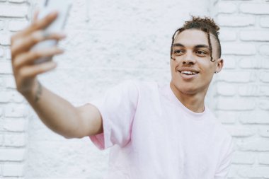 Şehir merkezinde bir selfie alarak adam