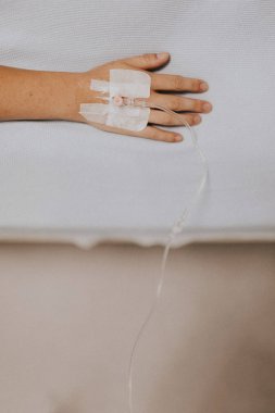 Hastalar el bir IV ile yakın çekim