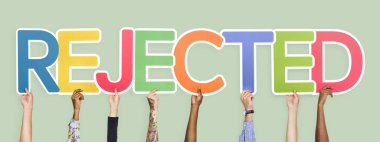 Elinde word reddetti oluşturan renkli harfler