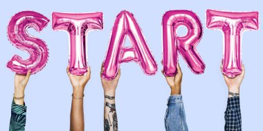 parlak pembe balon harfler holding eller başlangıç 