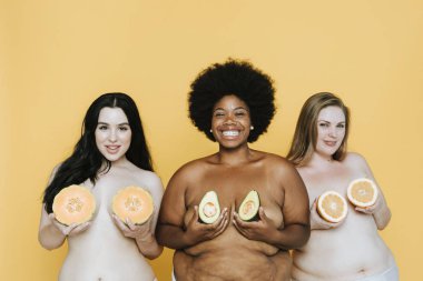 Çeşitli curvy çıplak kadın göğüsleri üzerinde meyve tutan