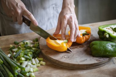Bir kesme tahtası üzerinde Dilimleme biber yemek