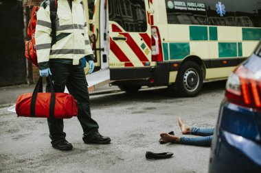 Bir araba kazası için yanıt erkek sağlık görevlisi
