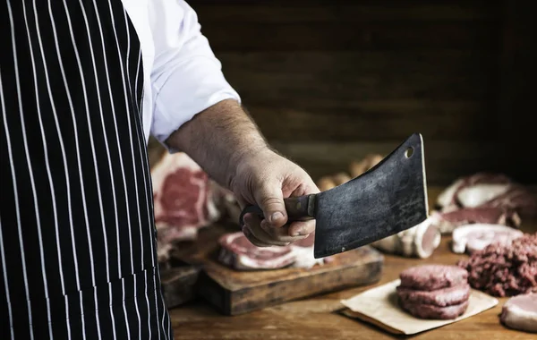 Açougueiro Vender Carne Num Talho — Fotografia de Stock