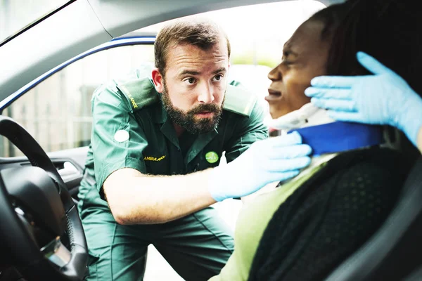 Paramedico Posizionare Collare Cervicale Una Donna Ferita Incidente Stradale — Foto Stock