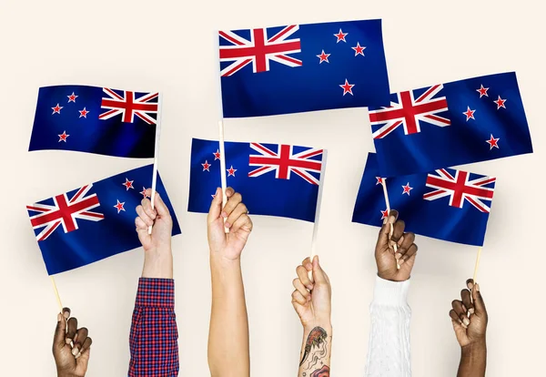 Les Mains Agitant Les Drapeaux Nouvelle Zélande — Photo