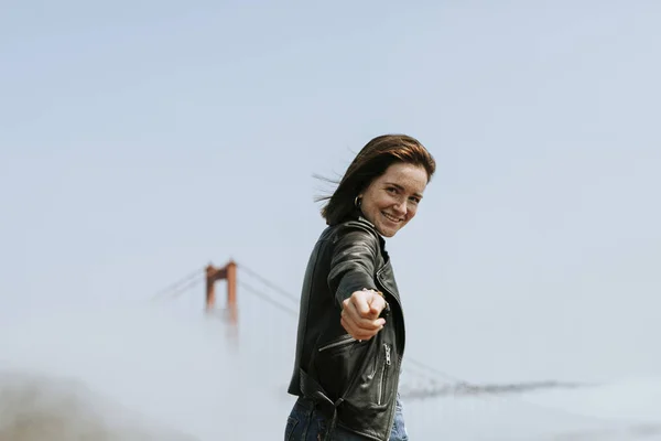 Donna Felice Che Segue Mano Golden Gate Bridge San Francisco — Foto Stock