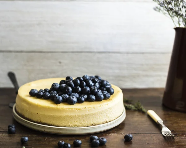 Cheesecake Διακοσμημένα Βατόμουρα Έναν Πίνακα — Φωτογραφία Αρχείου