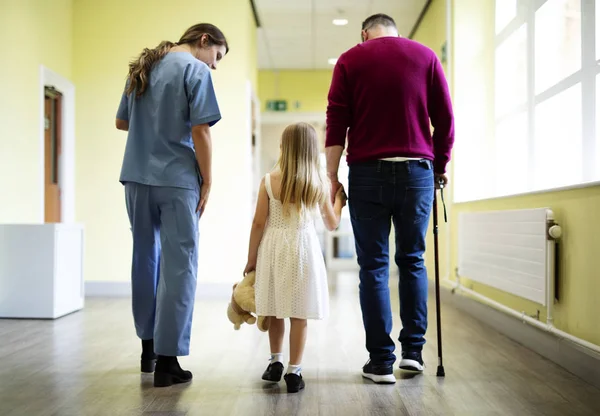 Verpleegkundige Een Patiënt Onderaan Gang Lopen — Stockfoto