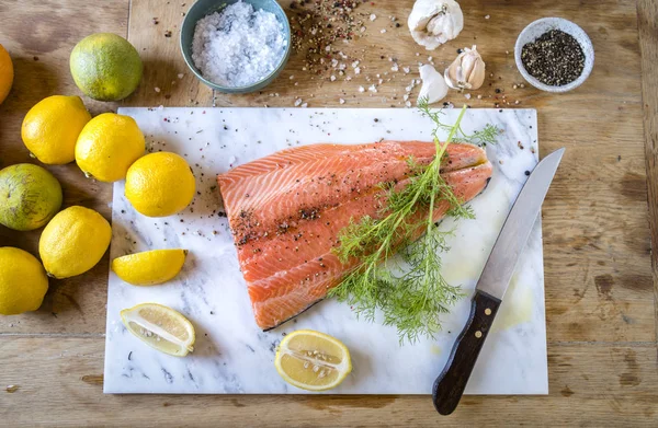 Frischer Lachs Mit Dill — Stockfoto