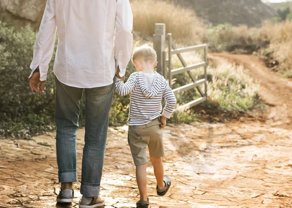 Abuelo Nieto Caminando Granja — Foto de Stock