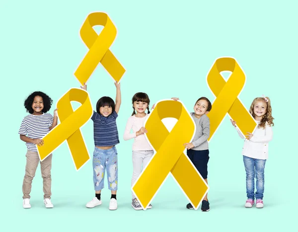 Bambini Con Nastri Oro Che Sostengono Consapevolezza Del Cancro Infantile — Foto Stock