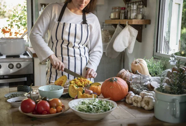 Mulher Cortando Abóboras Cozinha — Fotografia de Stock