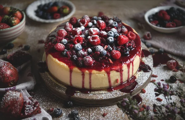 Torta Formaggio Ricoperta Frutti Bosco Misti — Foto Stock