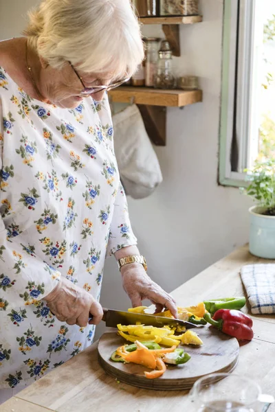 Abuela Cortando Pimiento Una Tabla Cortar —  Fotos de Stock