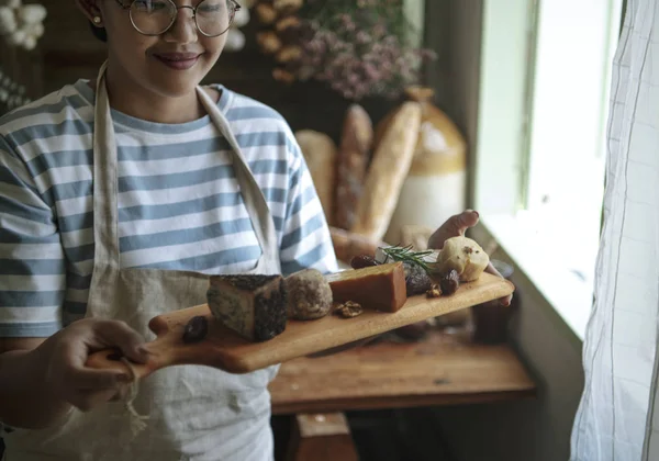 チーズ ボードを持った女性 — ストック写真