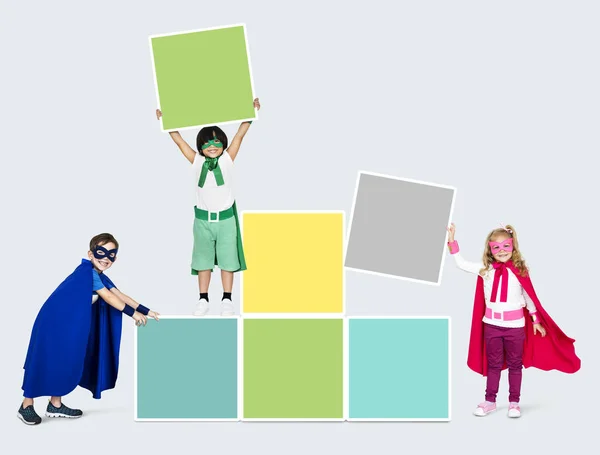 Jovens Super Heróis Empilhando Placas Quadradas — Fotografia de Stock
