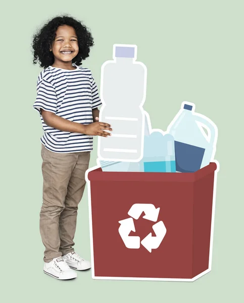 在回收箱中收集塑料瓶的快乐男孩 — 图库照片